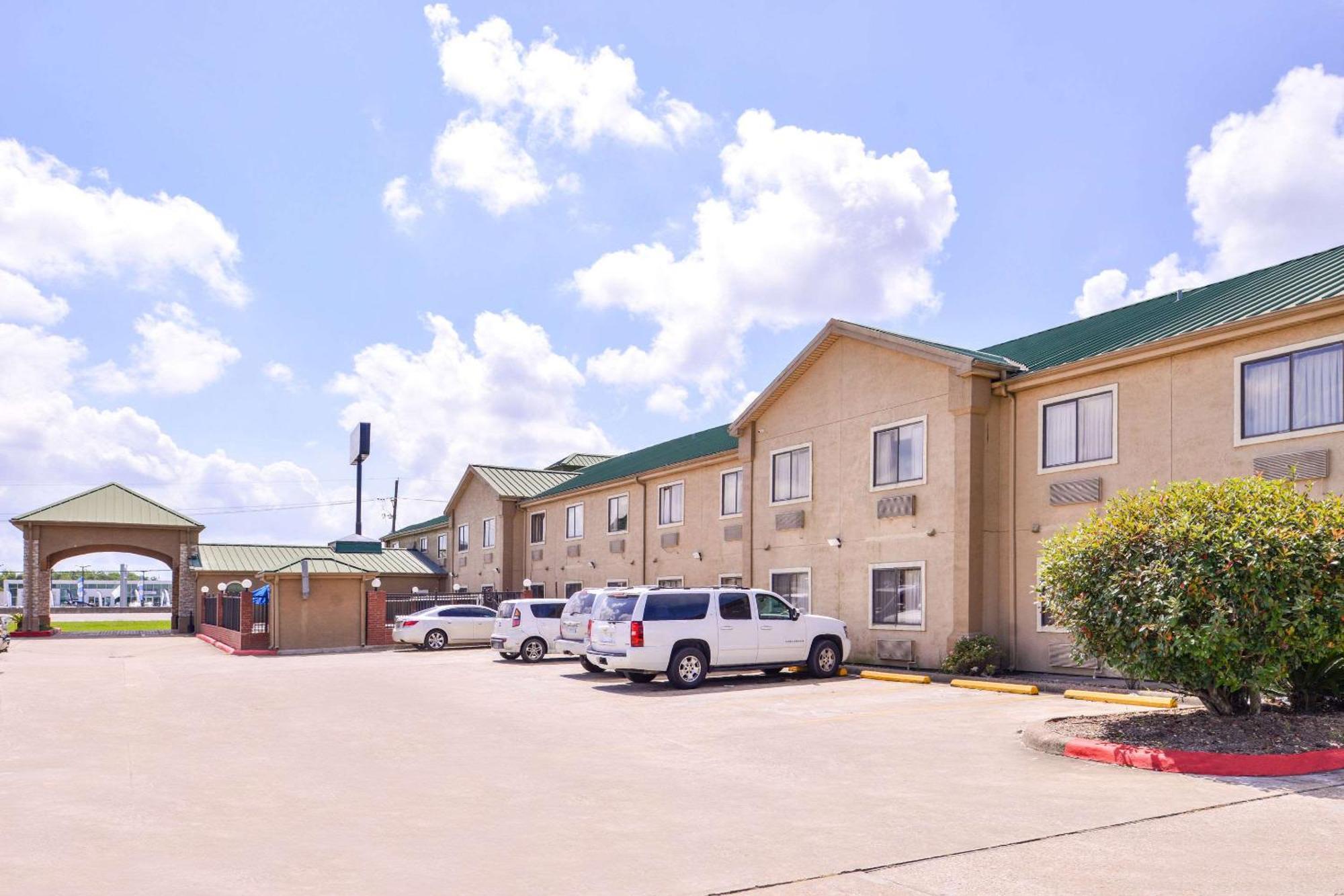בומונט Quality Inn & Suites מראה חיצוני תמונה