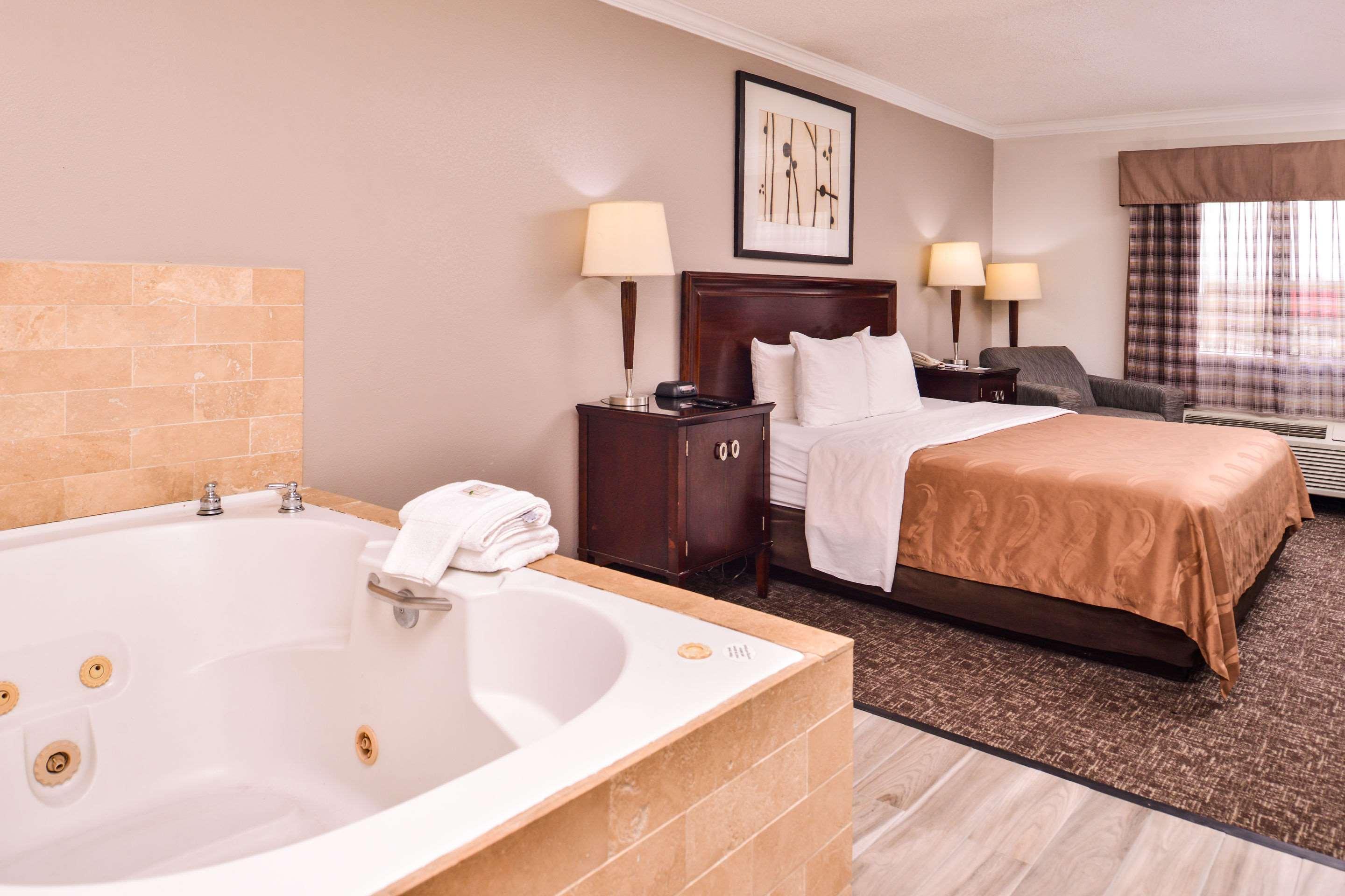 בומונט Quality Inn & Suites מראה חיצוני תמונה