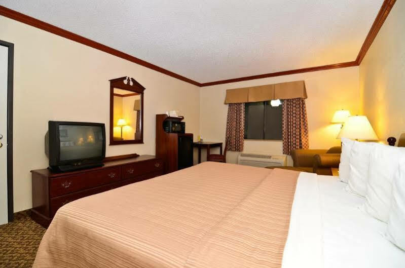 בומונט Quality Inn & Suites מראה חיצוני תמונה