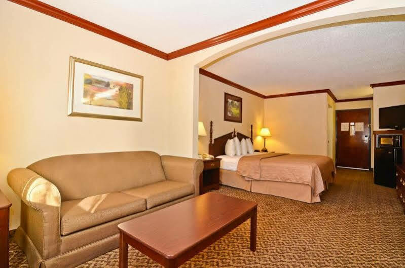 בומונט Quality Inn & Suites מראה חיצוני תמונה